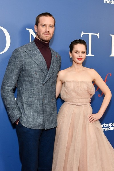 Nhan sắc thanh lịch của Felicity Jones - 1
Armie Hammer và Felicity Jones dự công chiếu phim mới On the Basis of Sex tại New York ngày 16/12 vừa qua