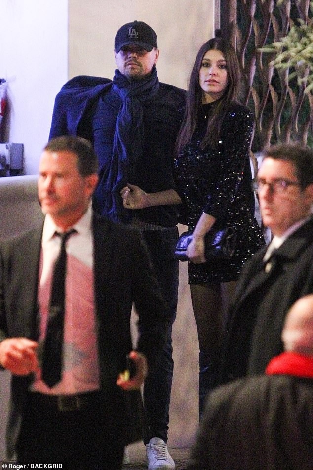 Leonardo DiCaprio đưa bạn gái kém 23 tuổi dự tiệc giáng sinh - 2
Camila Morrone ăn vận gợi cảm bên bạn trai. Cô vốn là người mẫu áo tắm không mấy nổi tiếng trước khi hẹn hò Leonardo DiCaprio