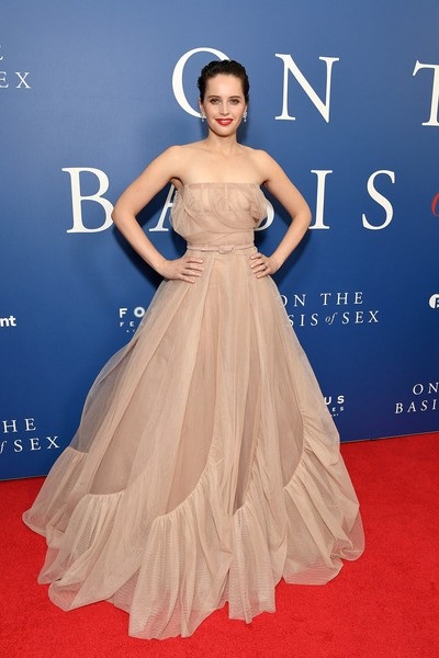 Nhan sắc thanh lịch của Felicity Jones - 2
Nữ diễn viên 35 tuổi khoe vẻ đẹp kiêu sa trong bộ váy Dior thanh lịch