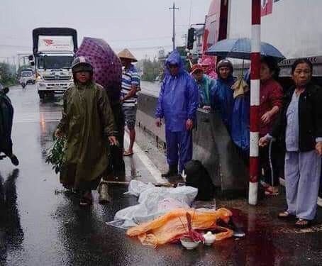 2 vụ tai nạn khiến 2 phụ nữ đi xe máy tử vong - 1 Nữ sinh viên L.A. bị va chạm tử vong tại chỗ