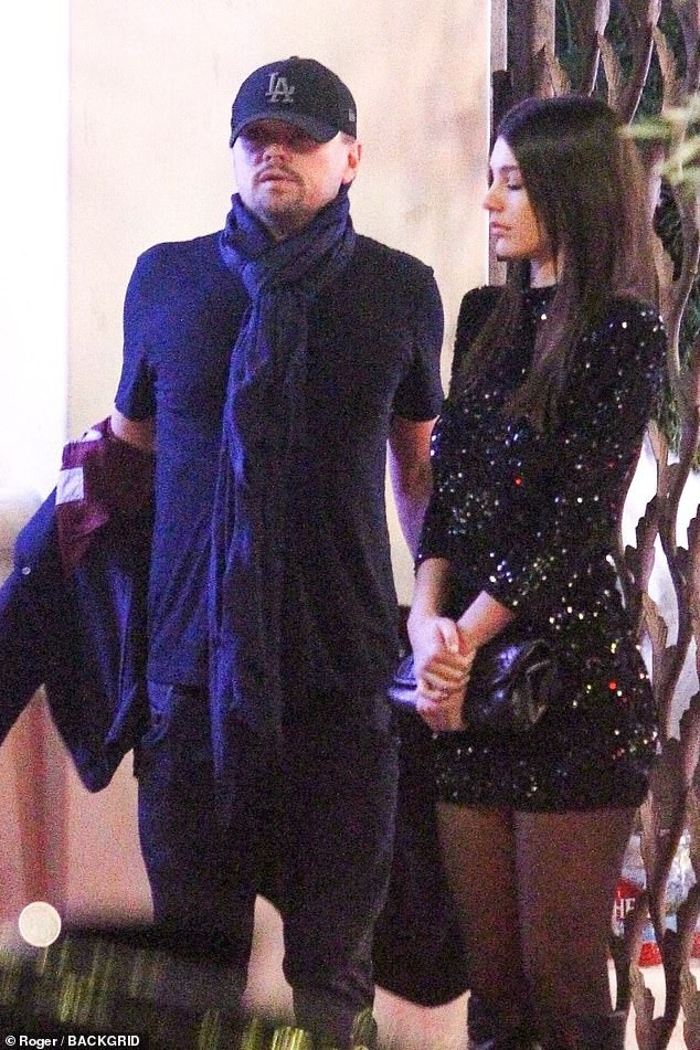 Leonardo DiCaprio đưa bạn gái kém 23 tuổi dự tiệc giáng sinh - 3
Leonardo DiCaprio và Camila Morrone hẹn hò từ tháng 12 năm ngoái và họ giữ kín mối quan hệ tình cảm của mình