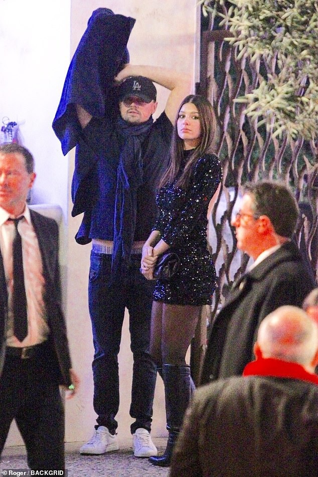 Leonardo DiCaprio đưa bạn gái kém 23 tuổi dự tiệc giáng sinh - 4
Tài tử từng giành giải Oscar đã yêu toàn siêu mẫu đình đám trong quá khá và gu bạn gái của anh không hề thay đổi