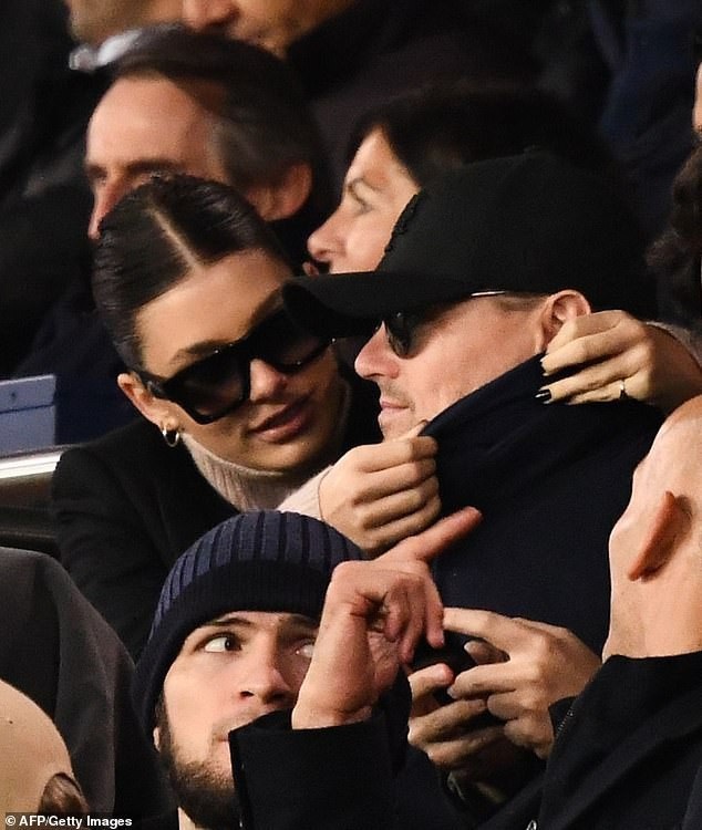 Leonardo DiCaprio đưa bạn gái kém 23 tuổi dự tiệc giáng sinh - 5
Leo rất cưng chiều bạn gái trẻ, anh đưa cô đi chơi khắp thế giới, mới đây nam diễn viên 44 tuổi và bạn gái 21 tuổi Camila Morrone bị bắt gặp đi xem một trận bóng đá ở Pháp ngày 28/11 vừa qua.