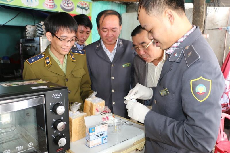 Xử phạt hành chính hơn 1.200 cơ sở vi phạm an toàn vệ sinh thực phẩm - Ảnh 1.