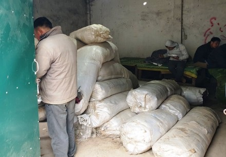 Triệt phá đường dây buôn lậu qua biên giới liên quan đối tượng người nước ngoài - 3 Khoảng 100 tấn hàng hoá đang bị tạm giữ tại cơ quan chức năng.