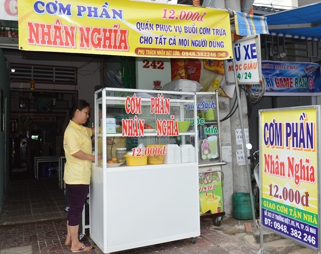 Quán cơm 12.000 đồng/suất giúp nông dân tiêu thụ rau sạch - 1 Quán cơm Nhân Nghĩa ở Cà Mau.