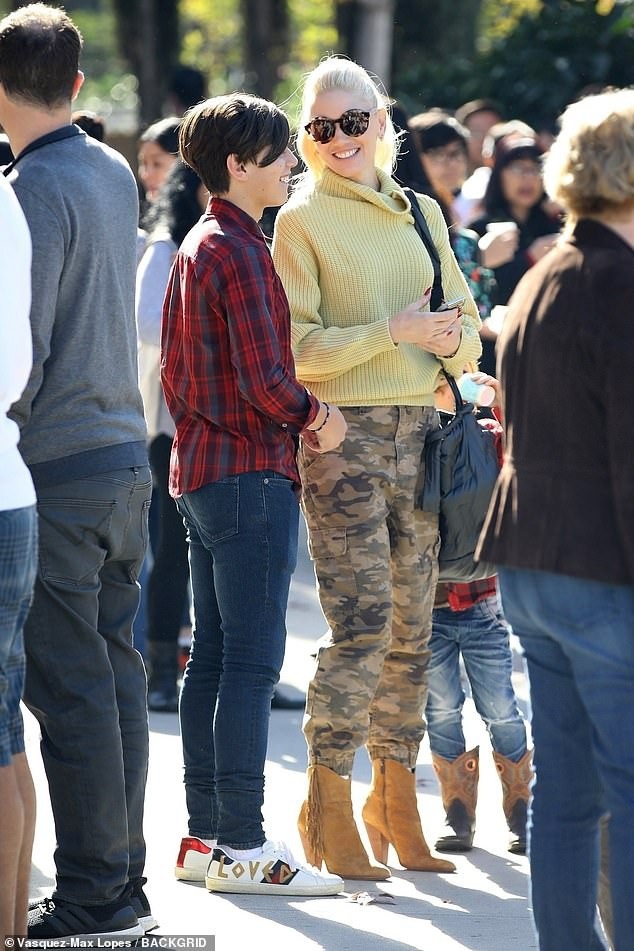 
Gwen Stefani từng tiết lộ, bí quyết trẻ đẹp của cô là trang điểm chỉn chu và đầu tư hình ảnh kỹ lưỡng trong mỗi lần xuất hiện. Ngôi sao tóc bạch kim từng là thợ trang điểm trong một tiệm bán mỹ phẩm
