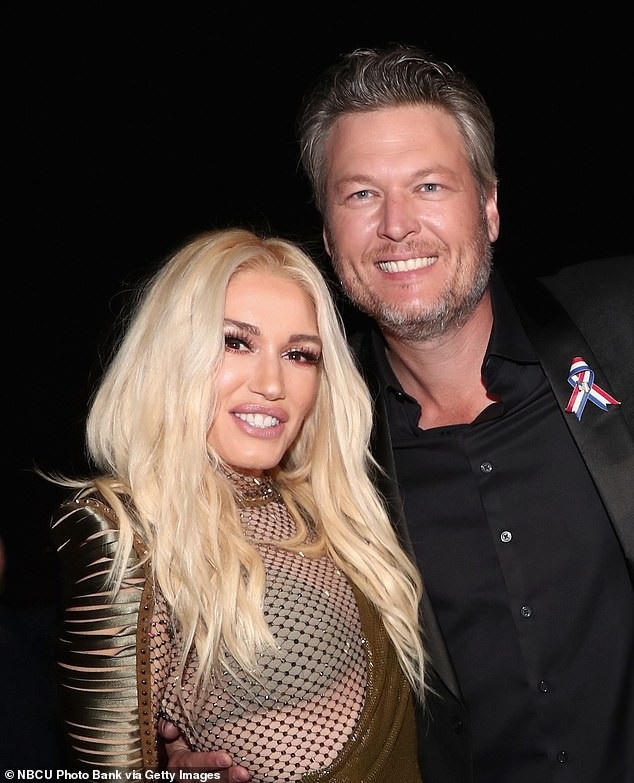 
Người đẹp 49 tuổi bên bạn trai Blake Shelton, 1 người kém cô 7 tuổi. Gwen thậm chí trông còn trẻ hơn bạn trai mình
