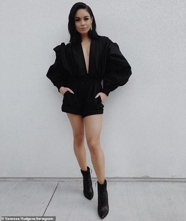 Vanessa Hudgens sành điệu đi quảng bá phim mới - 1
Vanessa Hudgens tất bật với những chuyến đi khắp nước Mỹ để quảng bá phim mới của cô Second Act