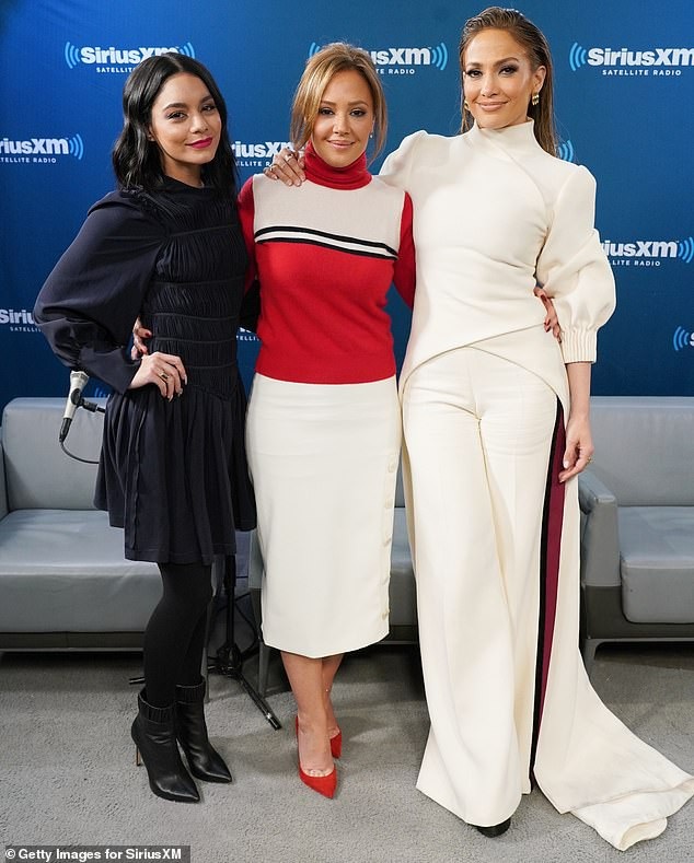 Vanessa Hudgens sành điệu đi quảng bá phim mới - 4
Ba diễn viên của phim: Vanessa, Leah Remini và Jennifer Lopez đều dành cho nhau những lời khen ngợi sau khi đóng phim cùng nhau