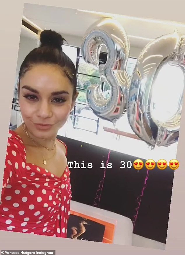 Vanessa Hudgens sành điệu đi quảng bá phim mới - 5
Vanessa Hudgens vừa tổ chức tiệc sinh nhật hoành tráng đón tuổi 30