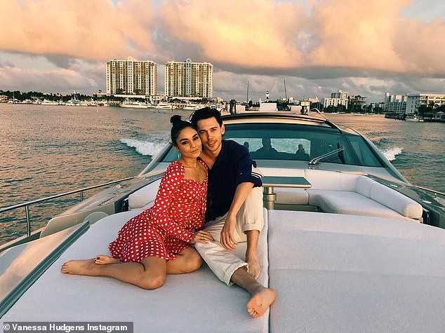 Vanessa Hudgens sành điệu đi quảng bá phim mới - 6
Cô và bạn trai lâu năm Austin Butler kỷ niệm ngày sinh nhật bằng kỳ nghỉ ở New York