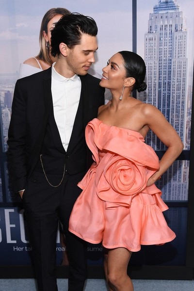 Vanessa Hudgens sành điệu đi quảng bá phim mới - 8
Vanessa Hudgens và bạn trai hẹn hò đã lâu nhưng vẫn chưa có ý định làm đám cưới