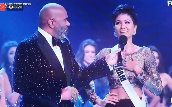 Hành trình H’hen Niê lọt top 5 tại Hoa hậu Hoàn vũ 2018 - 9 Sáng ngày 17/12, chung kết hoa hậu Hoàn vũ tại Thái Lan tiếp tục nhận được sự quan tâm của khán giả, đặc biệt dành cho đại diện Việt Nam khi cô đã có những bước đầu thành công. Trong phần giới thiệu về bản thân ở tiết mục mở màn, HHen Niê tự tin chia sẻ bằng tiếng Anh niềm hạnh phúc và những kỷ niệm vui trong quá trình dự thi Miss Universe tại Thái Lan như thử những món ăn Thái và tới những phiên chợ nhộn nhịp.