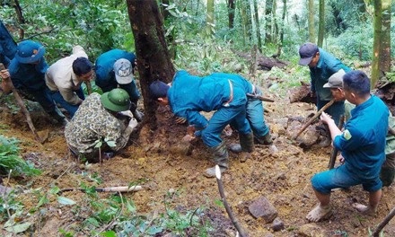 Không tìm thấy xương cốt phi công vụ máy bay rơi 47 năm trước ở Tam Đảo - 1
Lực lượng tìm kiếm phát hiện nhiều di vật tại vị trí máy bay rơi