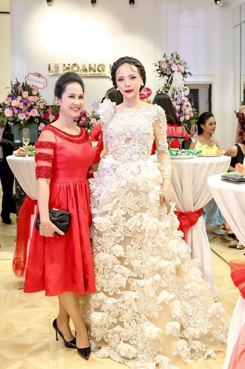 “Mẹ chồng” Lan Hương nổi bật tại sự kiện khai trương của NTK Lê Hoàng Hải - 3 Á hậu Doanh nhân Hoàn vũ 2017 - Ngọc Quỳnh hội ngộ với mẹ chồng Lan Hương. Ngọc Quỳnh diện chiếc váy đính ngọc trai nặng 30kg của NTK Lê Hoàng Hải tại sự kiện