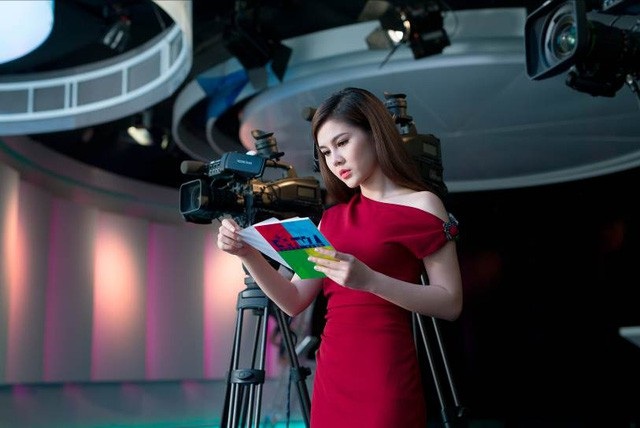 Báo Hàn Quốc khen ngợi MC xinh đẹp luôn theo sát HLV Park Hang-seo - 3
Thu Hoài là MC kênh truyền hình thể thao, cũng là một diễn viên.