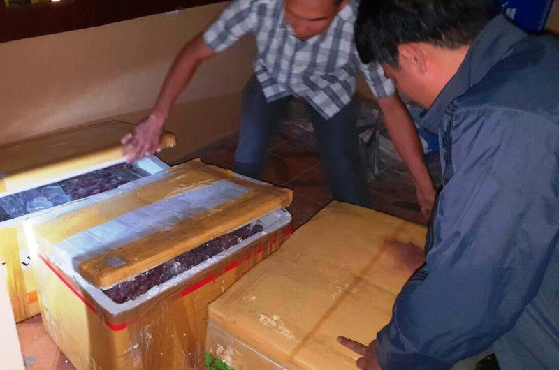 Xe khách chở sản phẩm động vật không rõ nguồn gốc đi tiêu thụ - Ảnh 1. Xe khách chở sản phẩm động vật không rõ nguồn gốc đi tiêu thụ - Ảnh 1.