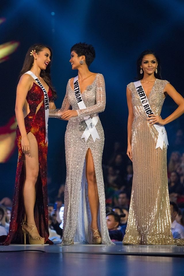 Những hình ảnh đầy cảm xúc của H'Hen Niê tại chung kết Hoa hậu Hoàn vũ 2018 - 20
HHen Niê trò chuyện với Hoa hậu hoàn vũ Philippines, người sau đó đăng quang hoa hậu hoàn vũ 2018.
