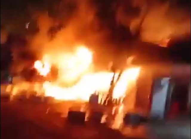 Cự cãi với vợ rồi T. đã dùng xăng đốt nhà. (Ảnh minh họa)