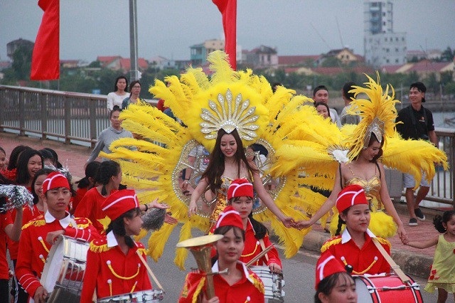 Du lịch Quảng Bình “hồi sinh” sau sự cố môi trường biển - Ảnh 2. Du lịch Quảng Bình “hồi sinh” sau sự cố môi trường biển - Ảnh 2.