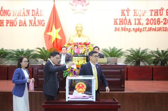 Chủ tịch Đà Nẵng có số phiếu tín nhiệm cao đạt tỷ lệ hơn 63% - 2 Các đại biểu bỏ phiếu tín nhiệm những người giữ các chức vụ chủ chốt ở Đà Nẵng do HĐND TP bầu