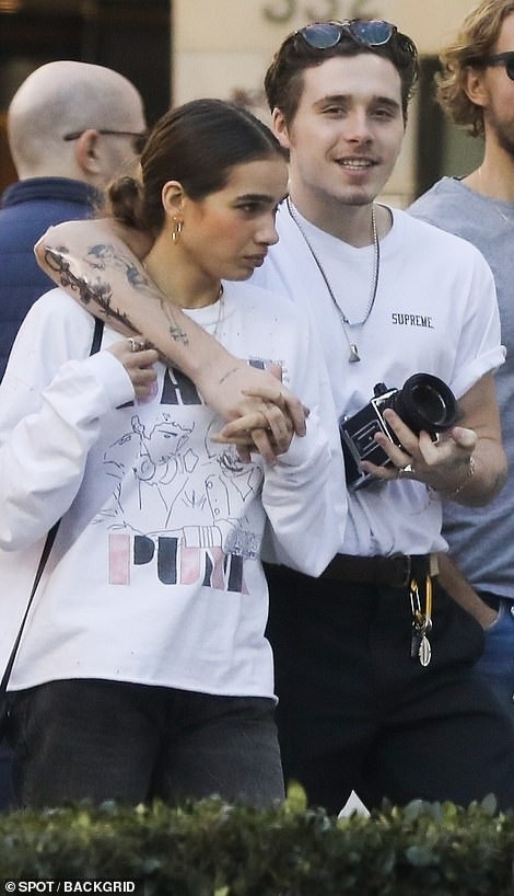Brooklyn Beckham có bạn gái mới - 1
Brooklyn Beckham khoác vai bạn gái Hana Cross khi đi mua sắm tại Beverly Hills, Mỹ ngày 17/12 vừa qua