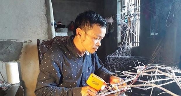 Kiếm bạc triệu mỗi ngày nhờ… ngôi sao gắn đèn Giáng sinh - 1
Anh Hòa luôn cần mẫn với công việc mình yêu thích.