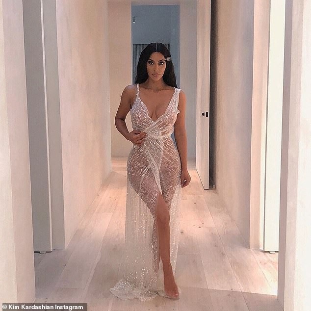 Kim Kardashian gợi cảm ra phố - 7
Mọi khoảng thời gian rảnh rỗi, Kim đều dành cho gia đình nhỏ của mình.