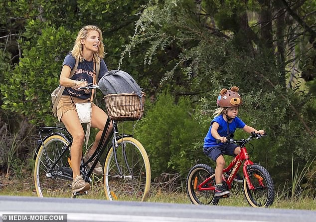 Hình ảnh giản dị của sao phim "Quá nhanh và nguy hiểm" bên hai con - 4
Elsa Pataky qua 2 lần sinh nở, là mẹ của ba con nhưng vẫn giữ được dáng vóc săn chắc nhờ chăm chỉ tập gym mỗi ngày