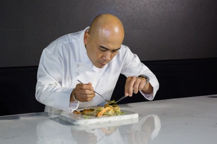 Chef Hoà chăm chút cho món ăn trên nền đá, một khám phá thú vị gần đây của anh