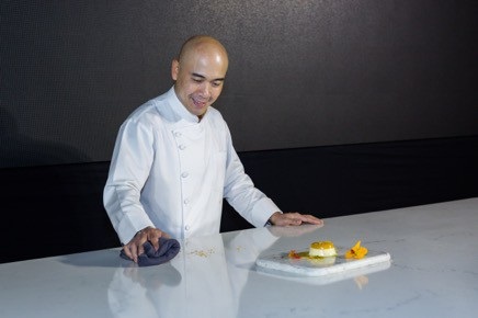 Mặt bàn sử dụng đá VICOSTONE mẫu Misterio với tính năng chống thấm nước và chống xước ưu việt giữ cho bàn bếp sáng đẹp theo thời gian