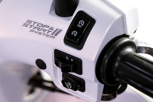 Yamaha Grande Hybrid - Sự lựa chọn tối ưu cho phái đẹp - 9 Yamaha Grande Hybrid còn được tích hợp hệ thống dừng tạm thời (Stop & Start System) tiết kiệm nhiên liệu khi di chuyển trong môi trường đô thị; khóa thông minh (Smart Key) với nút bấm điều khiển và tìm xe trong phạm vi cho phép.