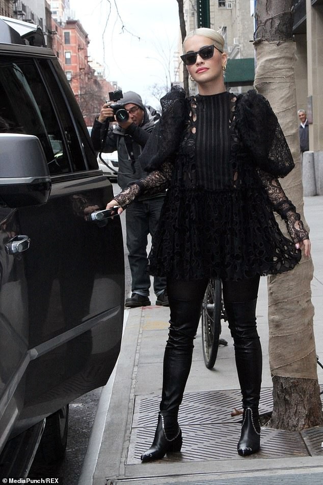 Rita Ora diện váy lạ mắt ra phố - 12