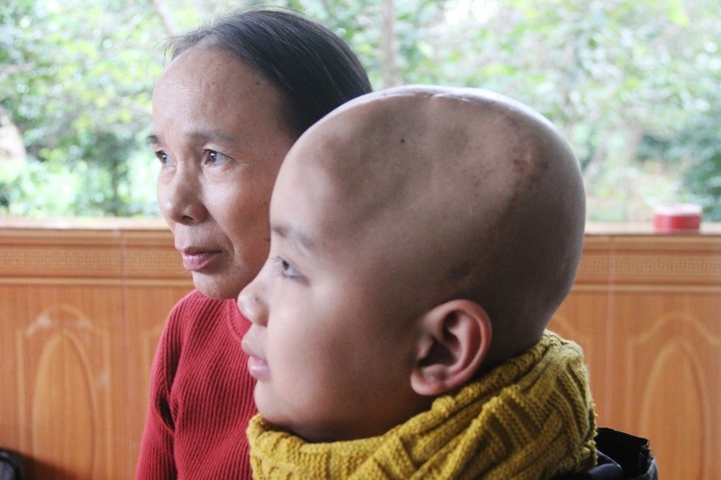 Trao hơn 75 triệu đồng do bạn đọc hỗ trợ cháu trai bị u não - Ảnh 4.