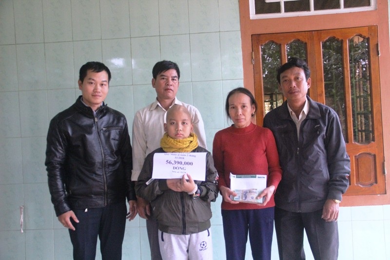 Trao hơn 75 triệu đồng do bạn đọc hỗ trợ cháu trai bị u não - Ảnh 2.