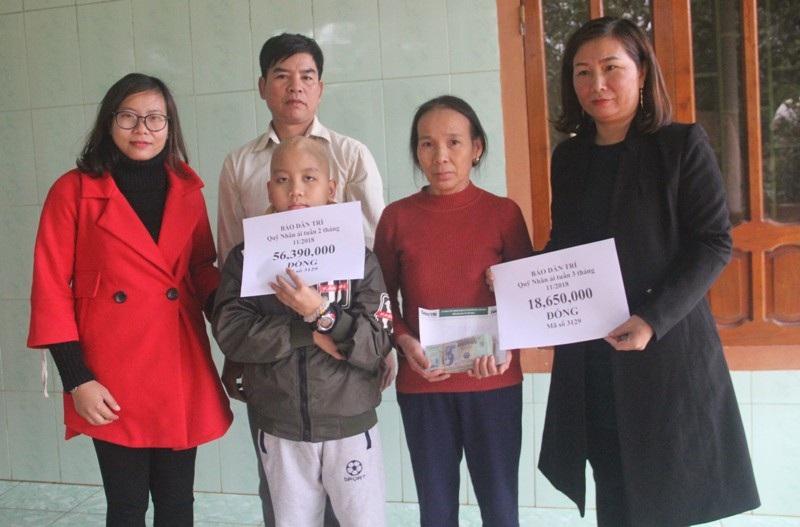 Trao hơn 75 triệu đồng do bạn đọc hỗ trợ cháu trai bị u não - Ảnh 3.