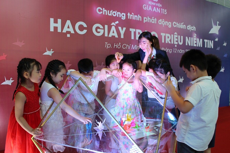 Gấp hạc giấy đổi viện phí cho bệnh nhi nghèo - Ảnh 1. Gấp hạc giấy đổi viện phí cho bệnh nhi nghèo - Ảnh 1.