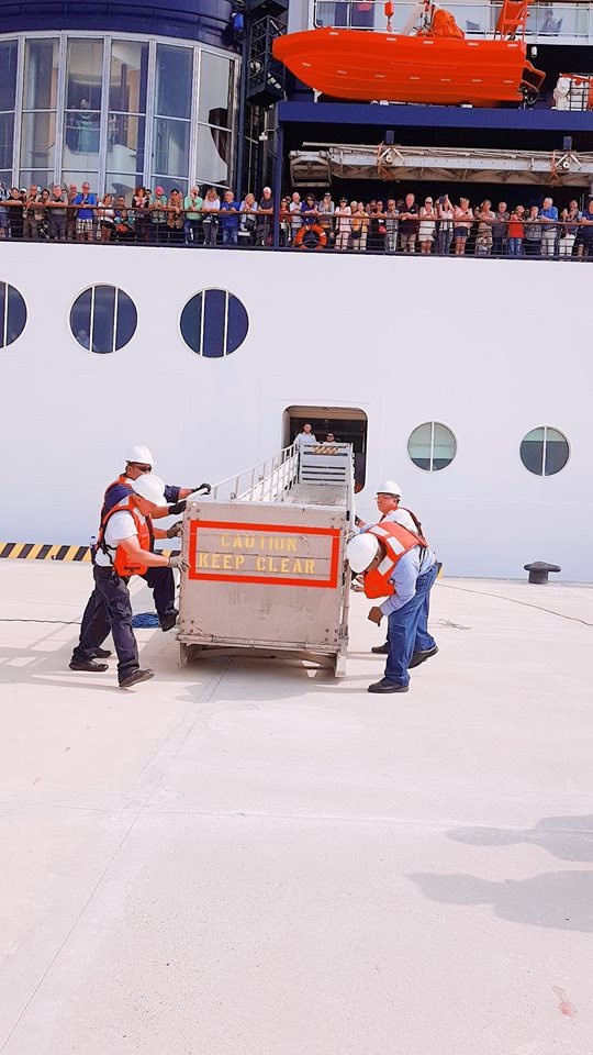 Việt Nam đón vị khách quốc tế thứ 15 triệu - 6 Chuẩn bị cầu đưa khách xuống