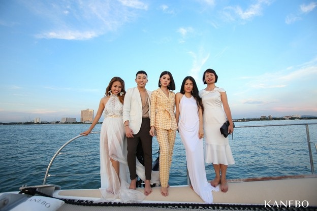 Mẹo để có làn da đẹp không tỳ vết khi mùa đông đến - 4
Hoa hậu Jolie Nguyễn, MC Vân Hugo, stylis Hoàng Ku, doanh nhân CEO tạp chí Style Mrs Tuyết Anh cùng Bà Hoàng Thanh Hương –CEO nhãn hàng KANEBO tại Việt Nam trên du thuyền KANEBO tại Pattaya, Thái Lan