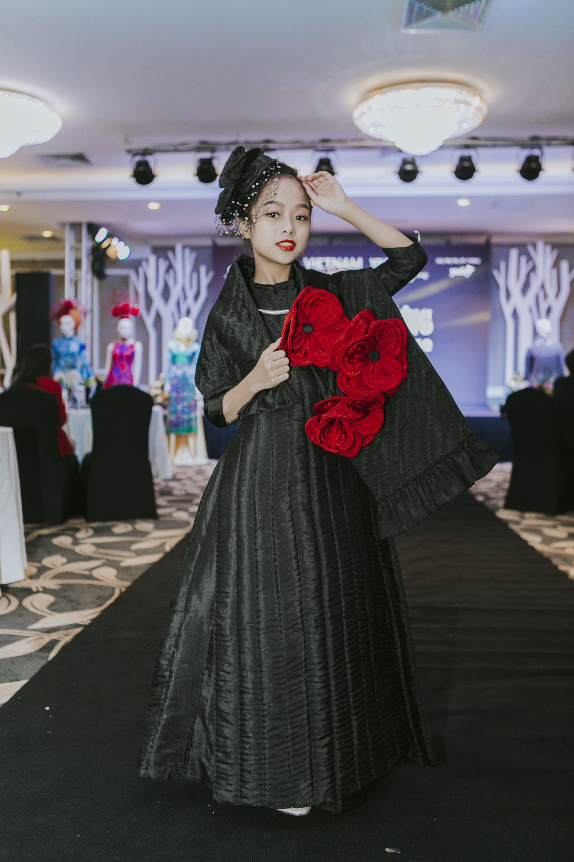 300 mẫu nhí trình diễn thời trang ở Hoàng thành Thăng Long - Ảnh 3.