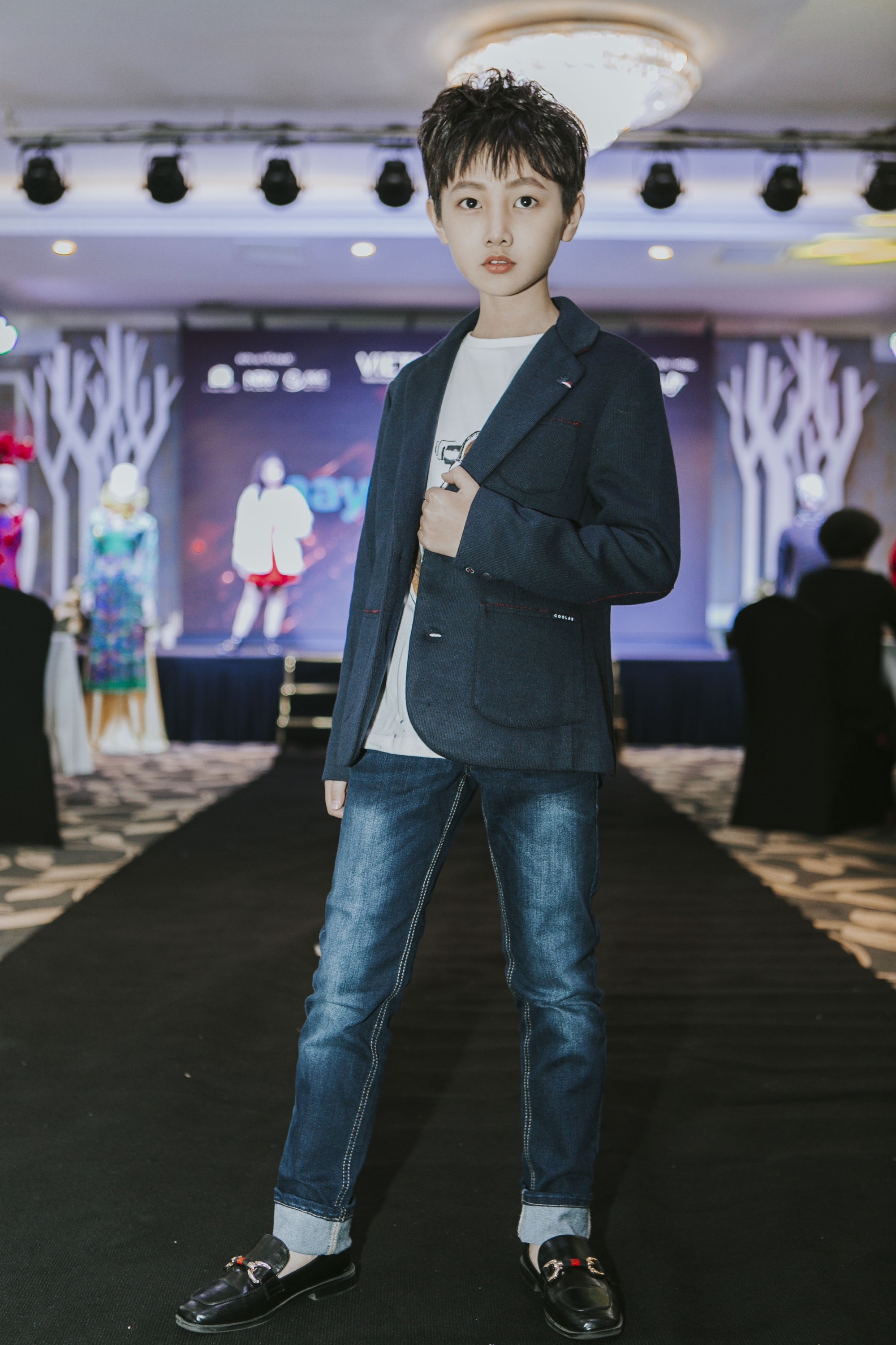 300 mẫu nhí trình diễn thời trang ở Hoàng thành Thăng Long - Ảnh 4.