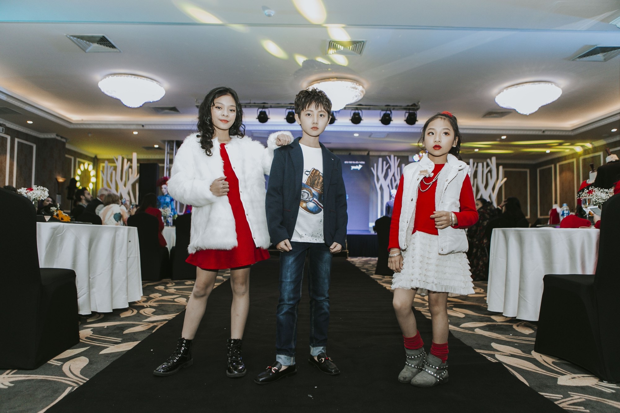 300 mẫu nhí trình diễn thời trang ở Hoàng thành Thăng Long - Ảnh 1.