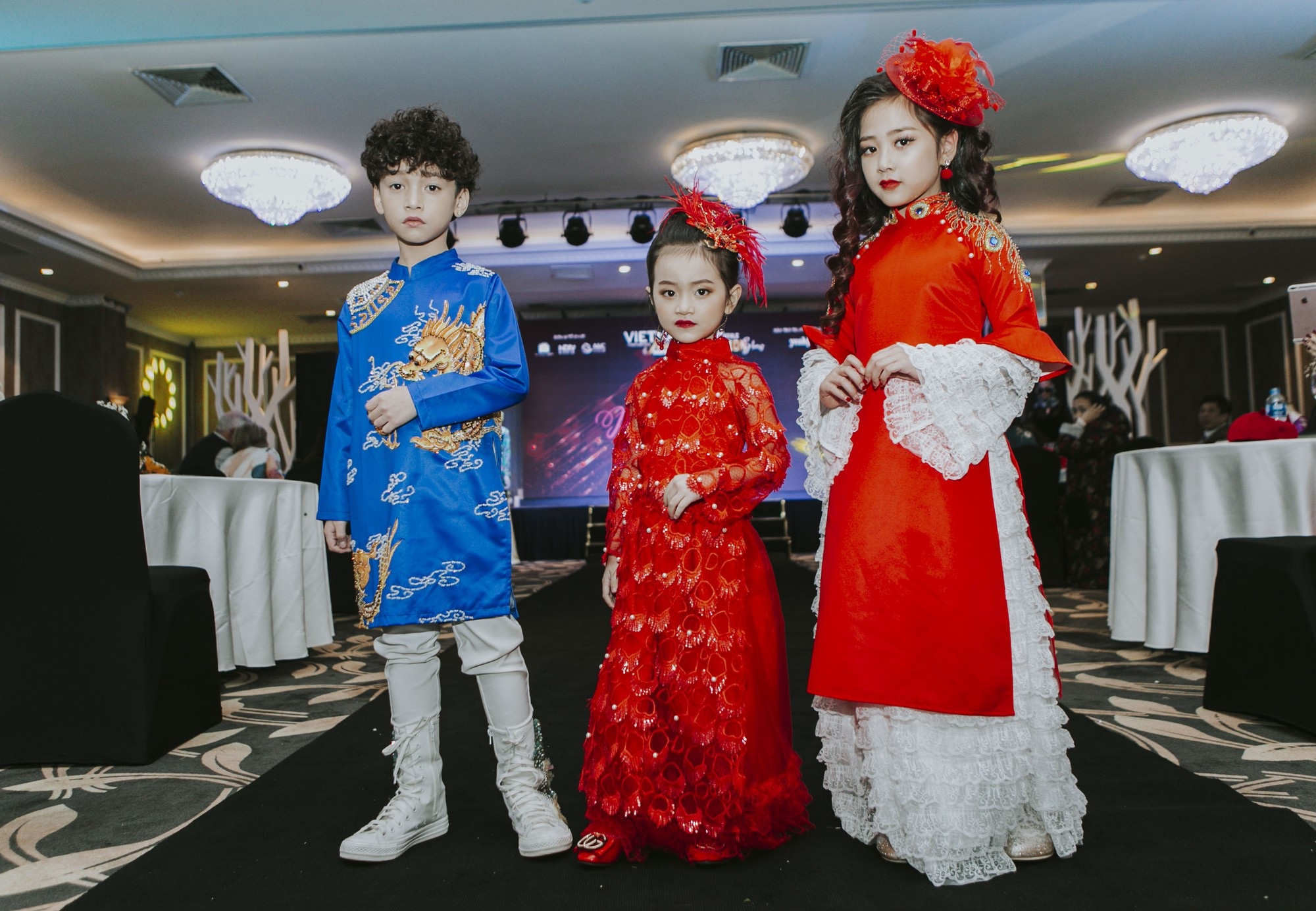 300 mẫu nhí trình diễn thời trang ở Hoàng thành Thăng Long - Ảnh 2.