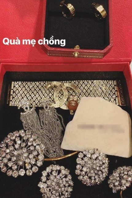 H’Hen Niê xin lỗi làm mất nhẫn đắt đỏ, Lệ Hằng tặng lại cả bộ trang sức - 3 Bộ trang sức Lệ Hằng cho HHen Niê mượn.