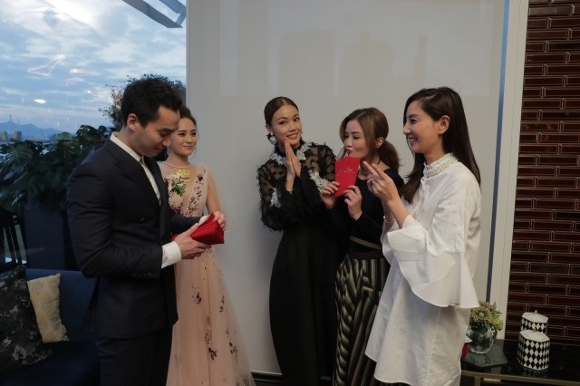 Chung Hân Đồng xinh như công chúa trong tiệc cưới ngoài trời - Ảnh 14. Chung Hân Đồng xinh như công chúa trong tiệc cưới ngoài trời - Ảnh 14.