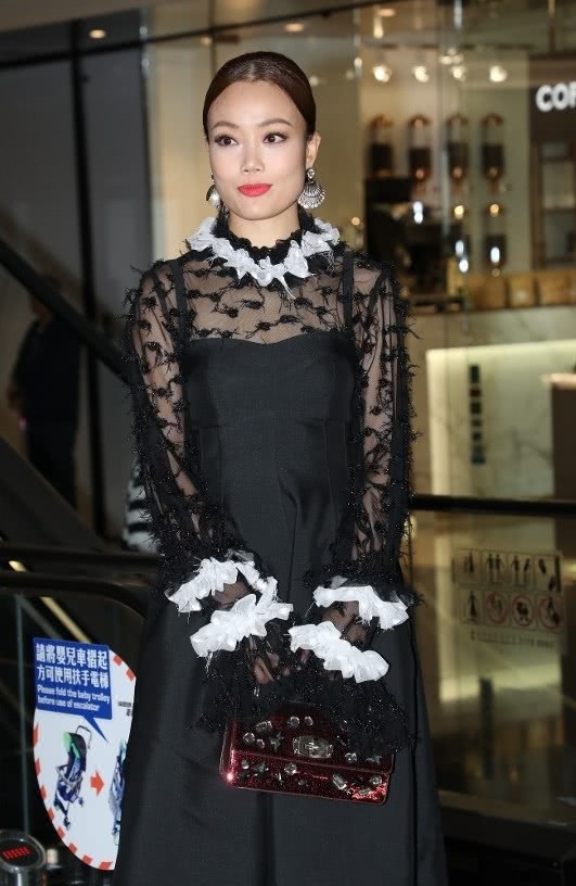 Chung Hân Đồng xinh như công chúa trong tiệc cưới ngoài trời - Ảnh 17. Chung Hân Đồng xinh như công chúa trong tiệc cưới ngoài trời - Ảnh 17.