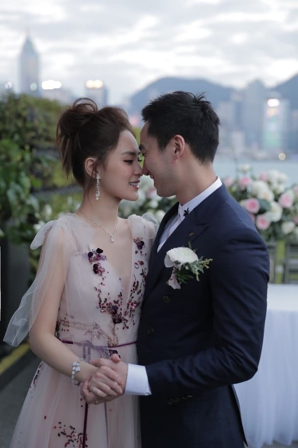 Chung Hân Đồng xinh như công chúa trong tiệc cưới ngoài trời - Ảnh 2. Chung Hân Đồng xinh như công chúa trong tiệc cưới ngoài trời - Ảnh 2.