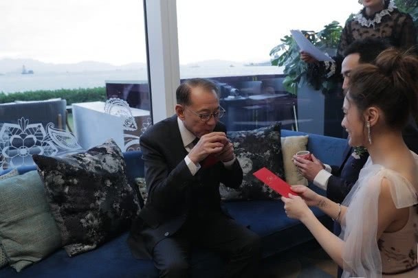 Chung Hân Đồng xinh như công chúa trong tiệc cưới ngoài trời - Ảnh 10. Chung Hân Đồng xinh như công chúa trong tiệc cưới ngoài trời - Ảnh 10.