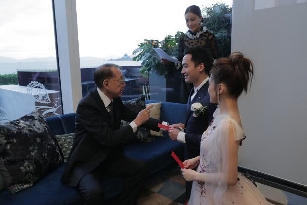 Chung Hân Đồng xinh như công chúa trong tiệc cưới ngoài trời - Ảnh 9. Chung Hân Đồng xinh như công chúa trong tiệc cưới ngoài trời - Ảnh 9.